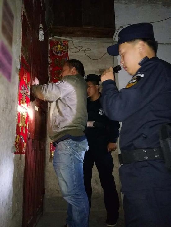 云岩区粗心妈妈误将幼女锁家中 民警全城寻开锁师傅开门